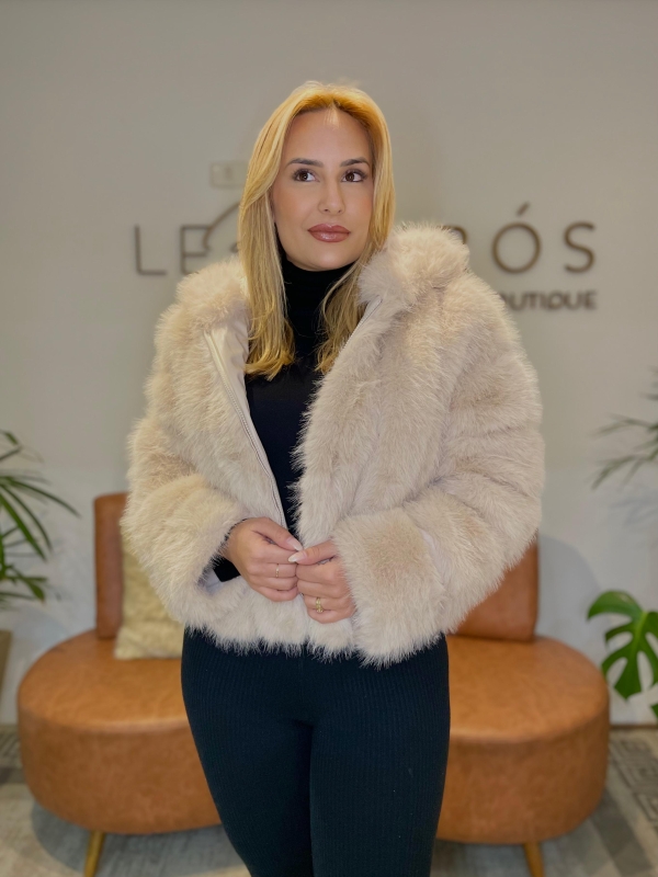 Casaco fur c/ capuz
