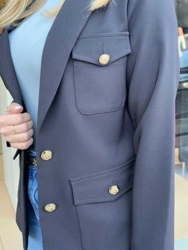 Blazer com botoes lapelas preto